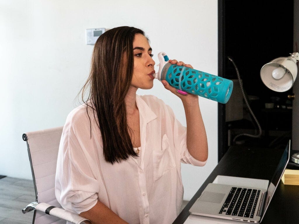 A women using Ulla Bottle